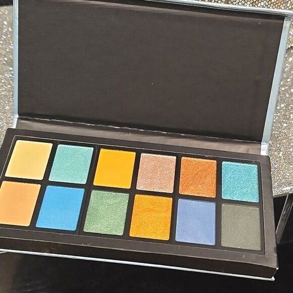 Revolution Beauty Mermaids Heart Eyeshadow Palette - Picture 8 of 9